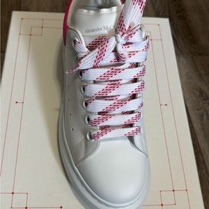 Alexander McQueen Women's Sneakers in White and Pink